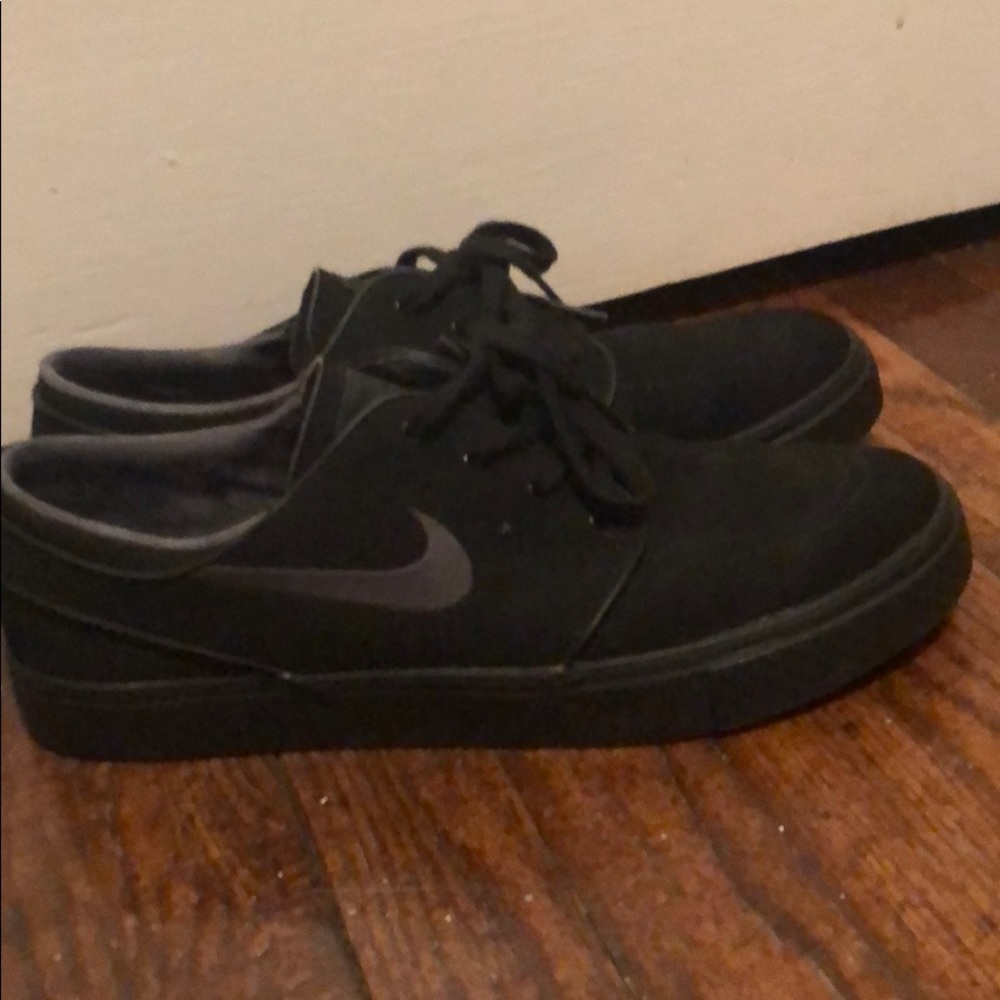 Nike low-top shoes
